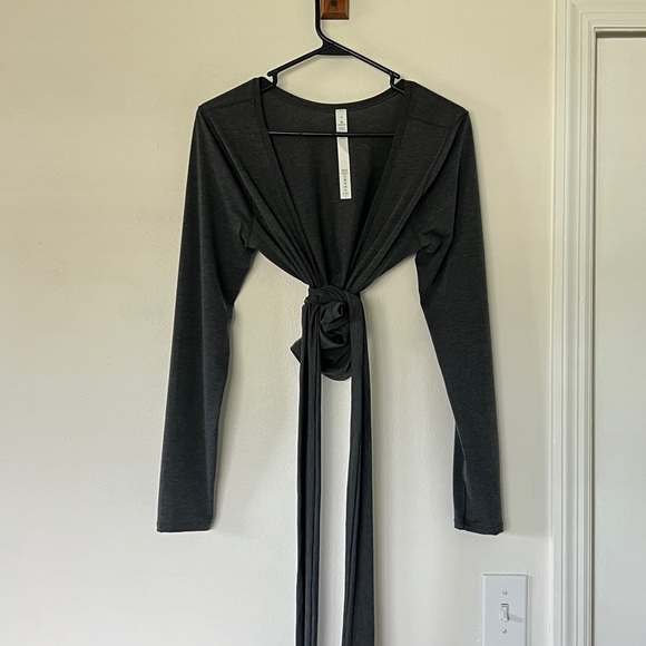 Lululemon Reversable Wrap Crop Top in Charcoal, size 8 - Picture 5 of 6